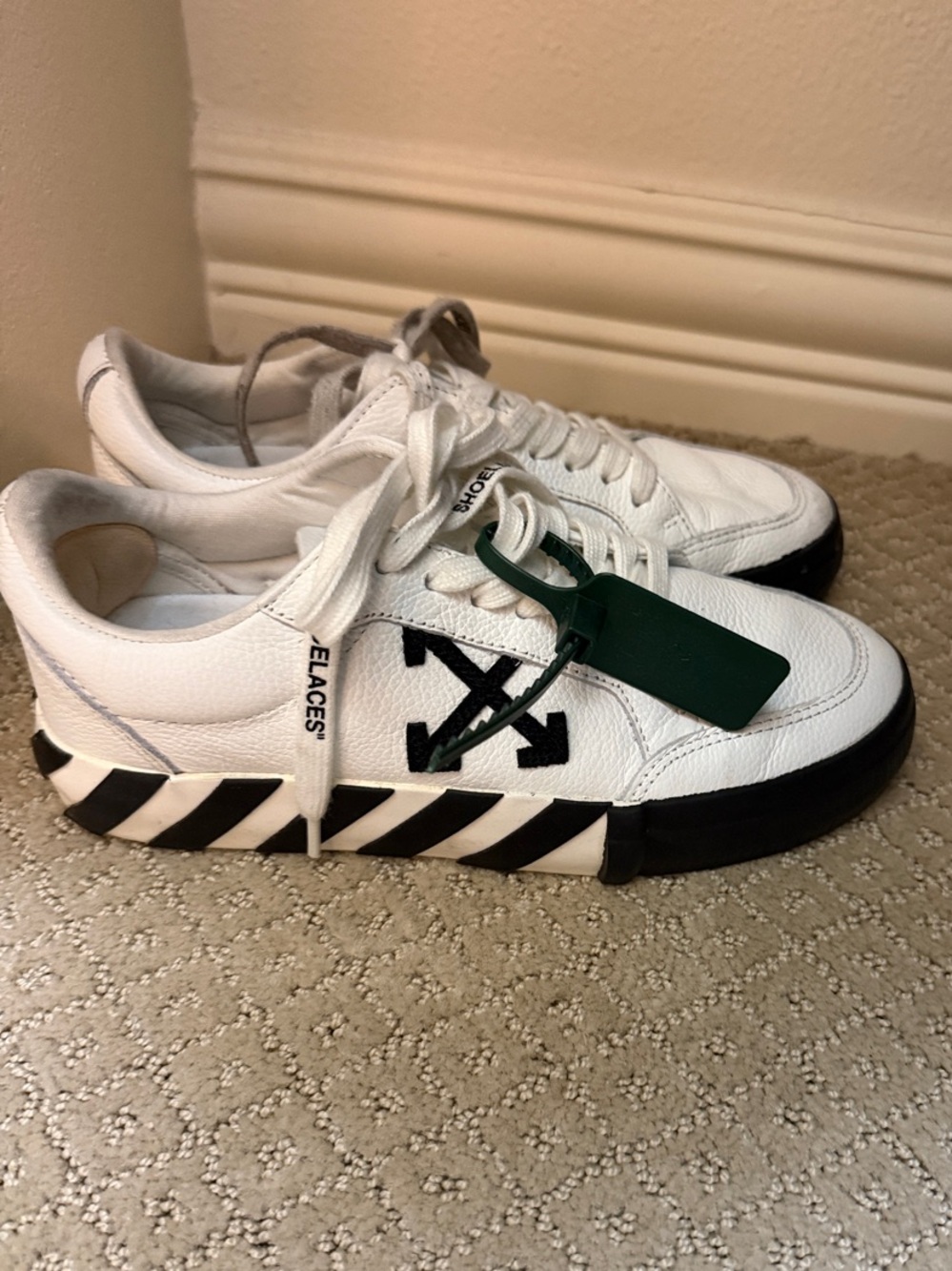 Off-White White Black Low-Top Arrow Sneakers with Green Tag